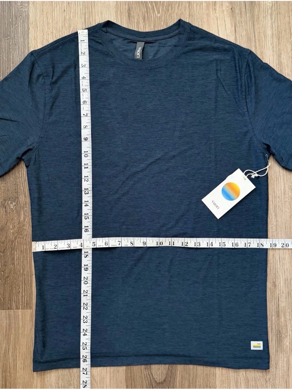 Vuori Strato Tech Tee Navy Heather Sz Small V126 Athletic NWT - Picture 3 of 4